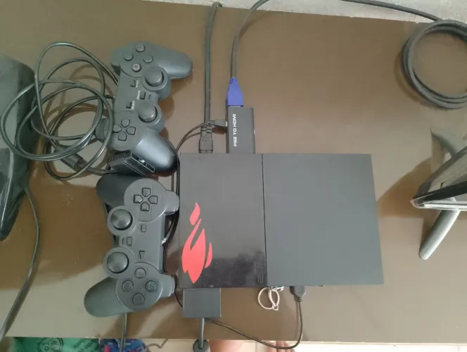 Vendo PS 2 funcionando perfeitamente Com dois Controles Vai Com jogos já gravado Valor 350