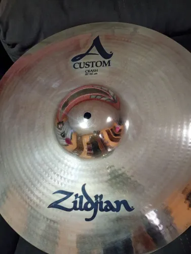Prato zildjian a custom crash 18 polegadas semi novo