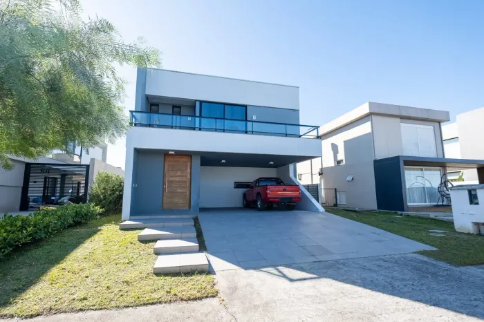 Sobrado impecável no Alphaville à venda, com 3 suítes, 233 m², piscina, sauna, ofurô, vara