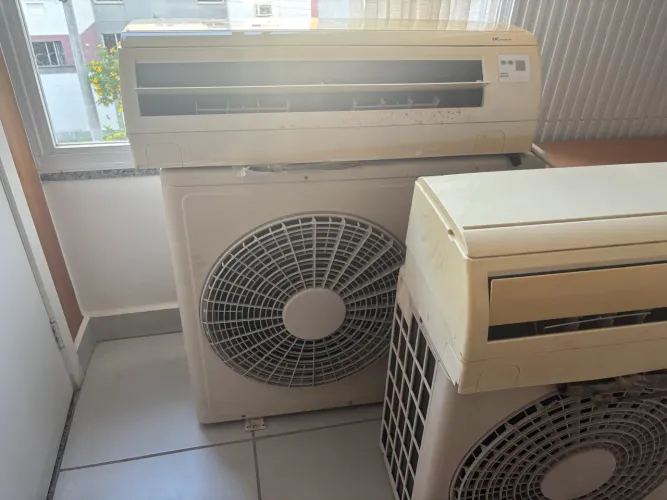 2 Ar-condicionado Split 1 de 9 mil btus e 1 de 18 mil bts 
