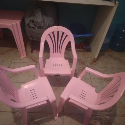 Lindas cadeiras e mesa de crianças 
