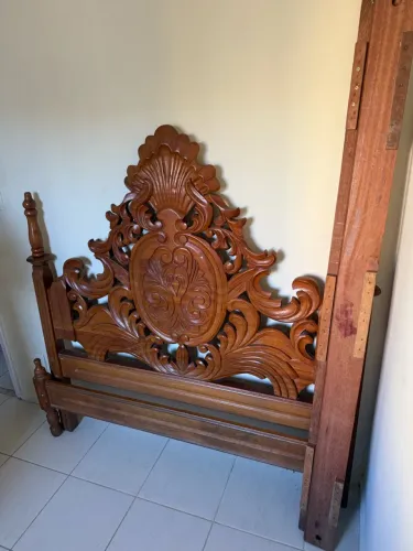 Vende-se cama de madeira,com colchão ortobom