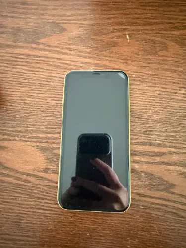 ? iPhone 11 Amarelo - 64 GB - Muito Conservado, bateria 75%  R$ 900,00