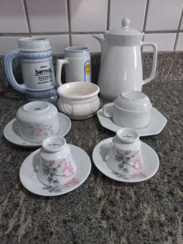 Bule,2 canecos,1 mantegueira ou porta patês 2 xícaras de chá e 2 de café