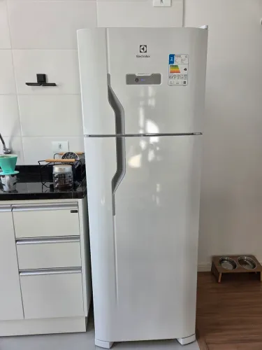 Geladeira Electrolux TF39 Frost Free Duplex de 310 litros na cor branca, operando em 127V