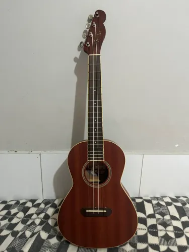 Ukulele original fender com poucas marcas de uso olhe a descrição !!