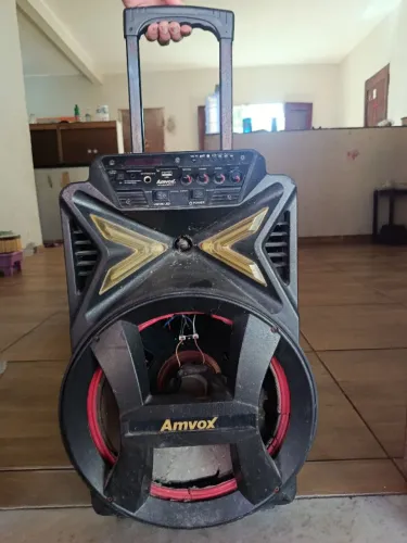 Caixa de som usada com um defeito no auto falante.numero: * (whatsapp).