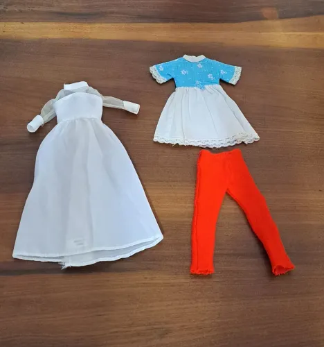 Lote de roupinhas antigas para boneca Barbie ou similares.