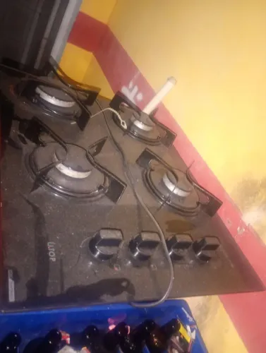 Este é um cooktop 4 bocas Atlas U.Top preto de vidro tempera