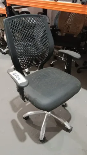 Cadeira De Escritorio Ergonomica Giratoria Encosto Perfurado Com Bracos Regulaveis