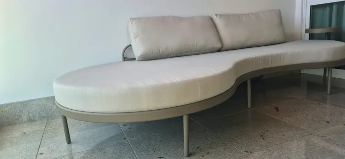Sofá para varanda ou area externa. 2.7mt. Novíssimo! Assinatura renomada!