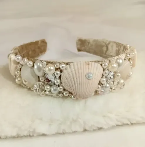 Tiara pérolas, cristais e conchas