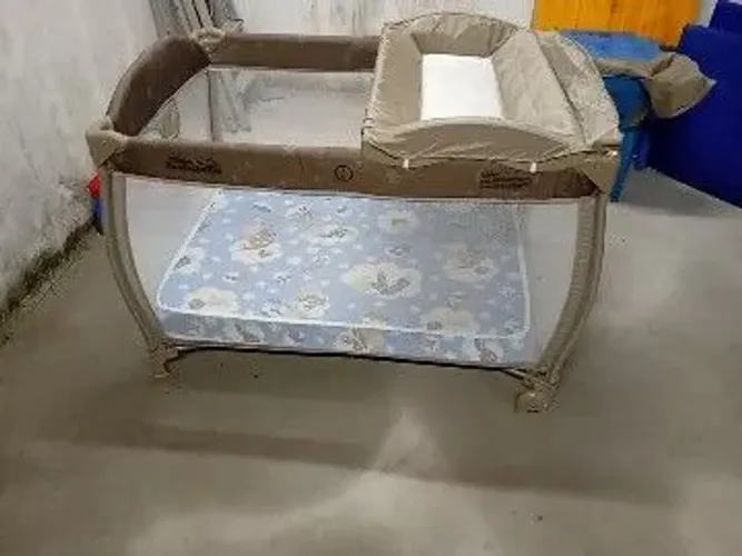 Vende-se   cercado e colchão  valor negociável 
