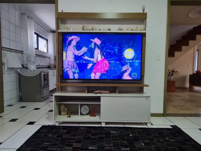Rack com painel TV até 58" , porta deslizante , cor :off white/amadeirado , ótimo estado 