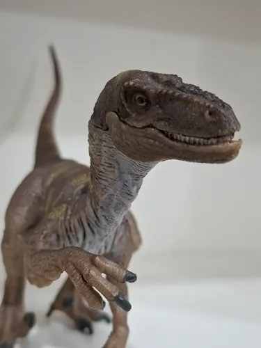 Velociraptor miniatura realista