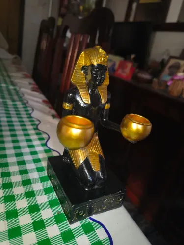 Tutancâmon ajoelhado ? porta-velas duplo