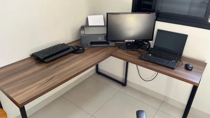 Escrivaninha industrial em L. 1,50x1,50m