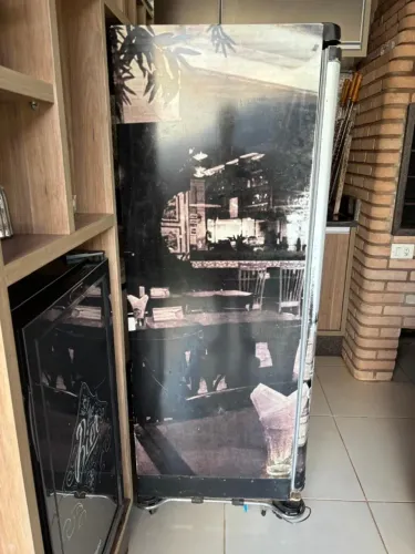 Frezeer antigo com plotagem.