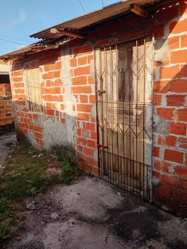 Vende-se uma casa em salinas da margarida