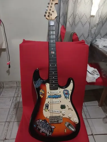 Guitarra Memphis MG22 R$250