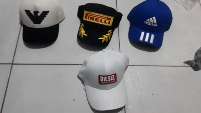 Vendo bonés em bom estado