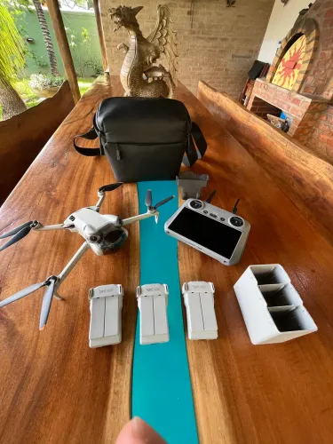 Combo Drone DJI Mini 4 Pro