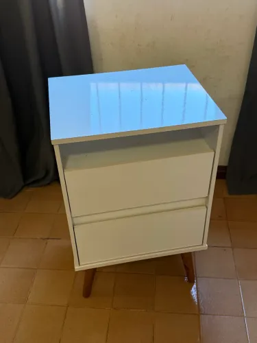 Criado-Mudo Retrô Branco com 2 Gavetas e Pés Palito