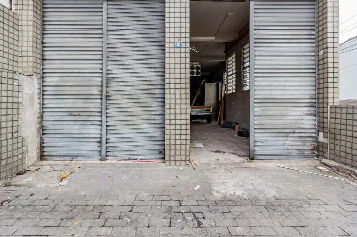 Galpão na Alameda Amélia, 550  140 m²