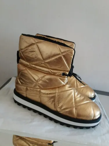 BOTA AREZZO PUFFER DOURADA. NOVA. TAM 40. LINDA