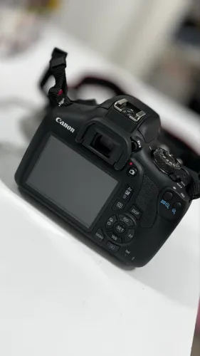 Câmera CÂNON REBEL T7 + Lente EF-S 18-55mm Preta