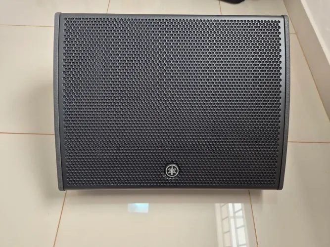 Caixa de retorno de som ativa yamaha DHR 15M