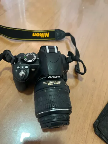 DSLR Nikon D3100 equipada com uma lente zoom 18-55mm 