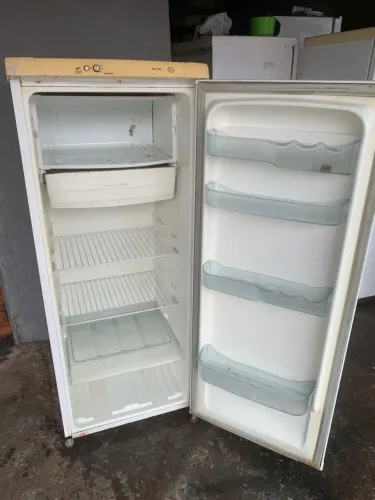 Geladeira 300 reais para buscar no leste universitário