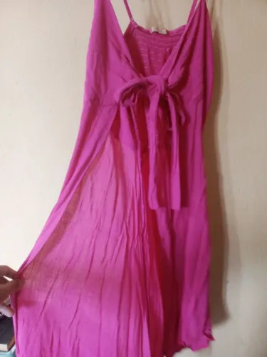 Blusa longa com fenda frontal e amarração 
