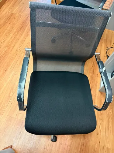 Cadeira Escritório Esteirinha Tela Mesh Preta Braços Cromado Preto Tela Mesh