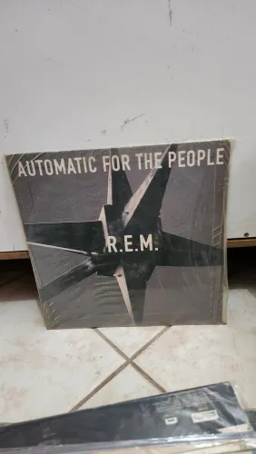 DISCOS VINIL LP REM AUTOMATIC FOR THE PEOPLE E OUT OF TIME VLR POR UNIDADE