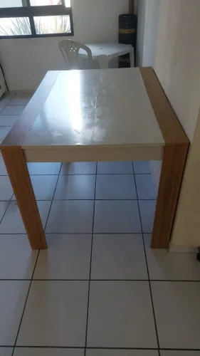 Vendo uma mesa MDF com pequeno defeito em cima sem Cardeira