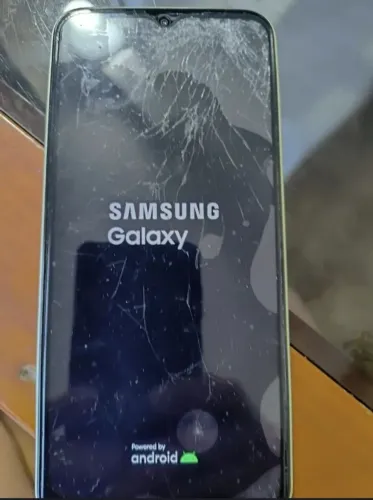 smartphone samsung galaxy A 14 com tela trincada mas funcionando normalmente