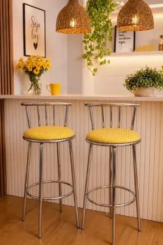 Par de banquetas altas com estampa de bolinhas