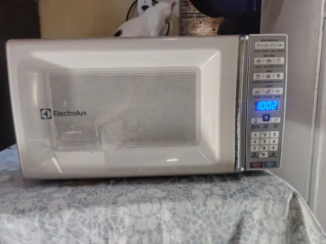 VENDO UM MICROONDAS BEM CONSERVADO FUNCIONANDO PERFEITAMENTE TESTA NA HORA