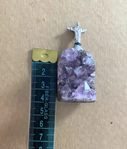 Vende-se Drusa de Ametista com Crucifixo incrustado.
