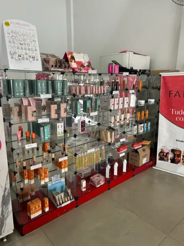 Loja de cosméticos em expositores de vidro ( somente móveis )