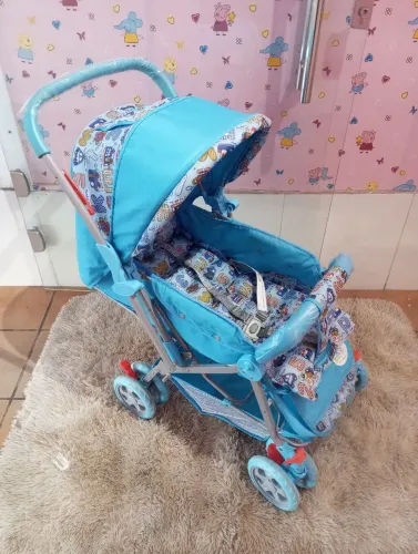 Vendo carrinho de bebê semi novo não faço entrega 