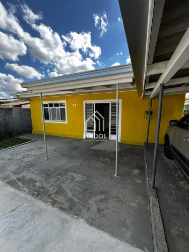 Casa com 2 quartos, 1 banheiro, 3 vagas de garagem e 68m², por R$ 2.200,00.