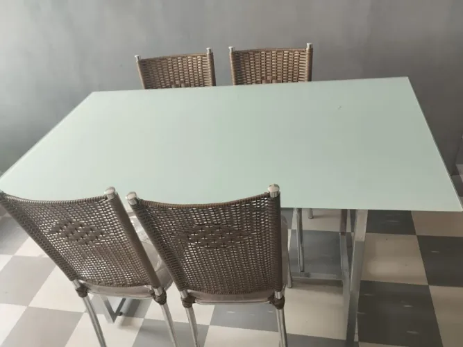 Vende-se Mesa de Vidro com 4 Cadeiras