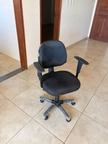 Cadeira de Escritório Giratória com Regulagem de Altura e Braços - Preta