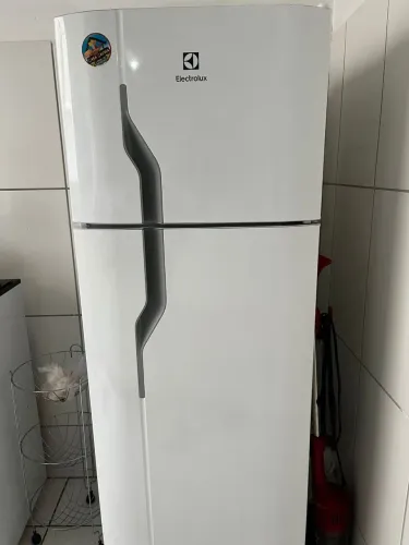 Geladeira Eletrolux 260 litros defrost branca.