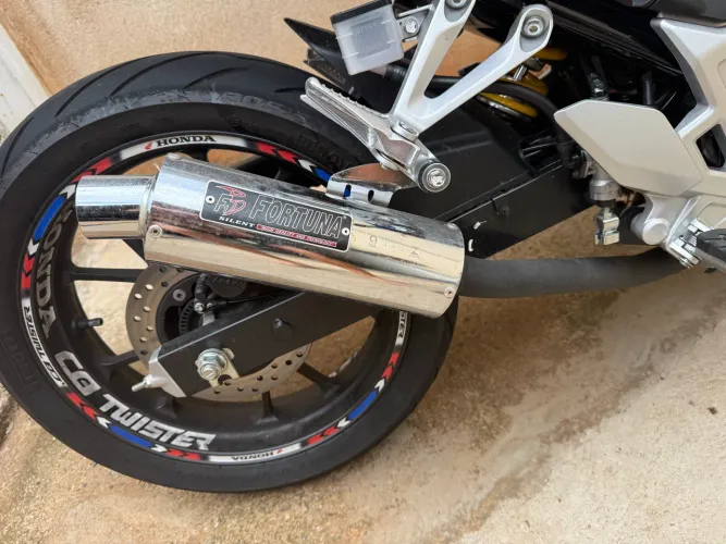 Escapamento Fortuna CB 300F Twister.