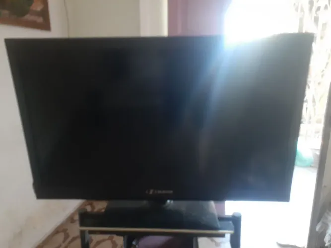 Tv hbuster 42" Leia descrição