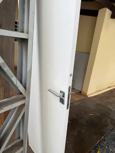 Porta de Madeira Branca Completa - Preço de Oportunidade